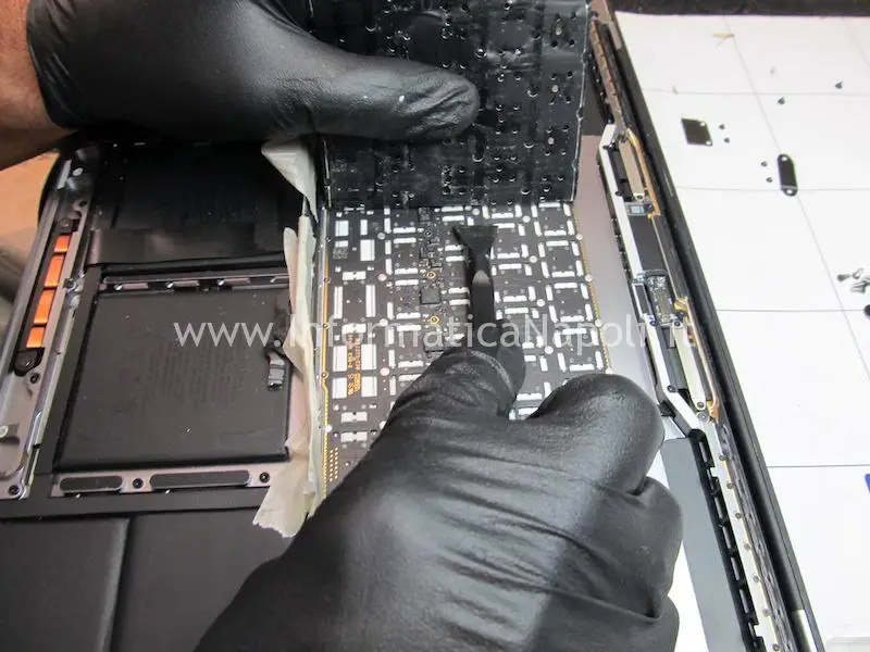 riparazione tastiera touch bar macbook pro 15 a1707 13 a1706 a1708