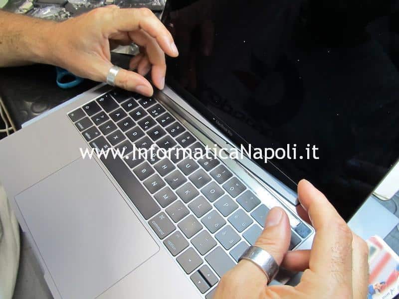 Apple MacBook Pro A1706 e A1707 display e touchbar non si accendono
