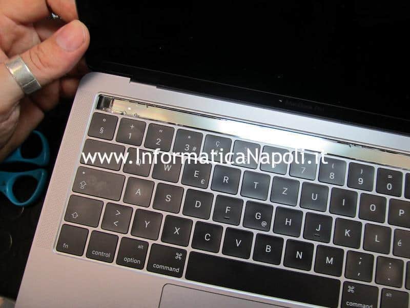 come rimuovere la touch bar Apple MacBook Pro A1706 e A1707