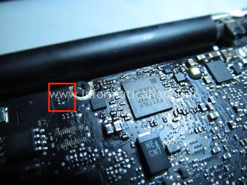 Problema MacBook Pro 13 A1278 820-3115-B 820-2936-B 2011 funziona a batteria PBUS VOLTAGE SENSE