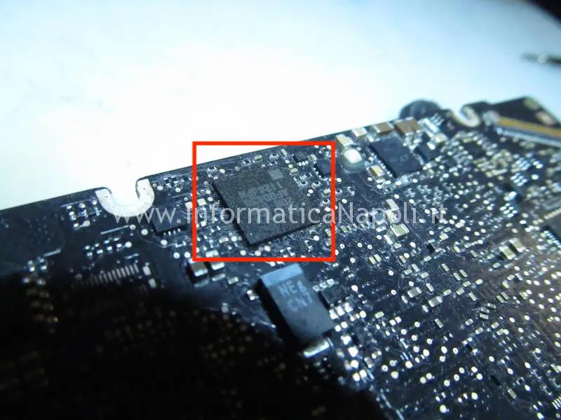 Problema SMC MacBook Pro 13 A1278 820-3115-B 820-2936-B 2011 funziona a batteria PBUS VOLTAGE SENSE
