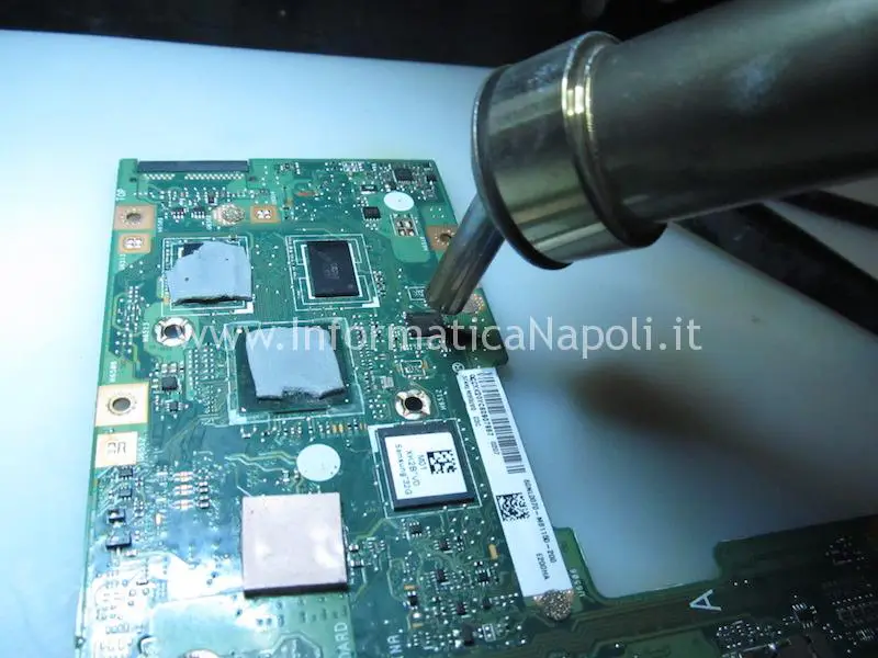 riparazione Asus VivoBook E200H non carica batteria