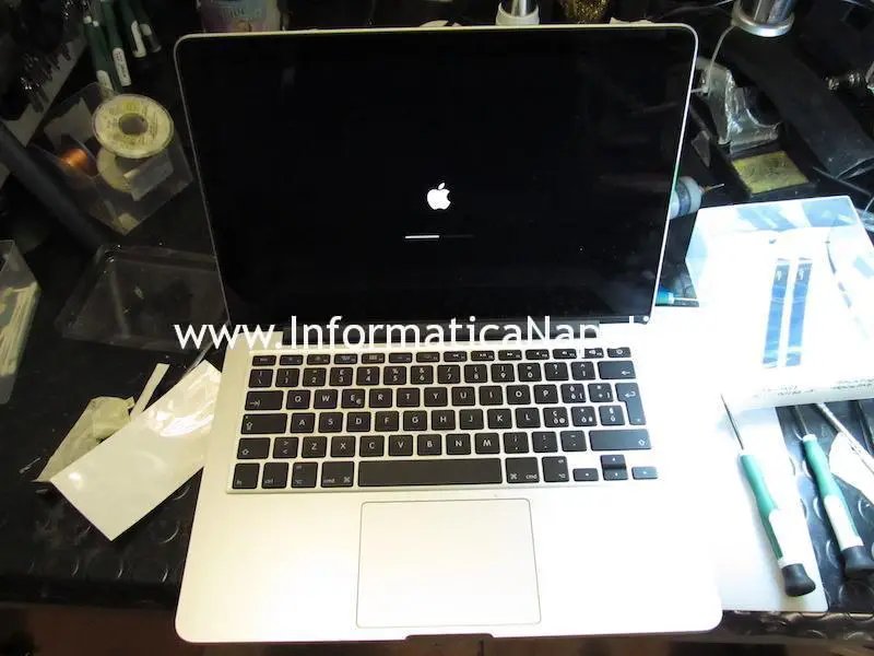 problemi risolti sostituito tastiera trackpad e batteria Apple MacBook pro 13 a1502