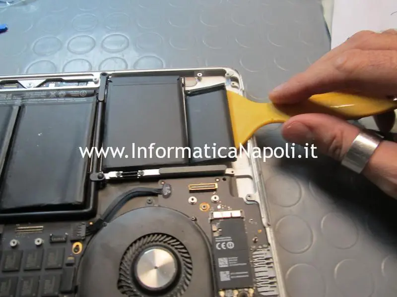 sostituzione batteria trackpad tastiera Apple MacBook pro 13 a1502