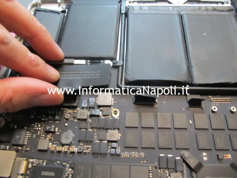 sostituzione batteria trackpad tastiera Apple MacBook pro 13 a1502