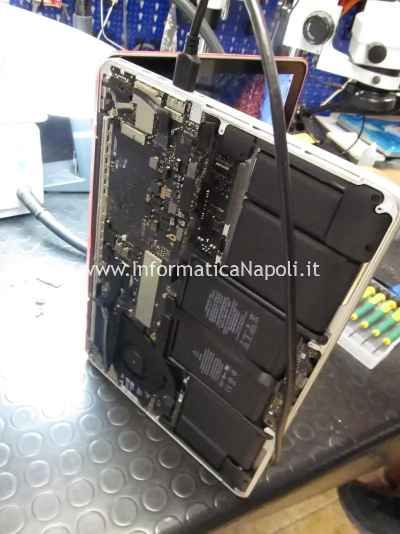 MacBook Pro 13 A1502 non si accende guasto scheda madre motherboard 820-4924-A riparato