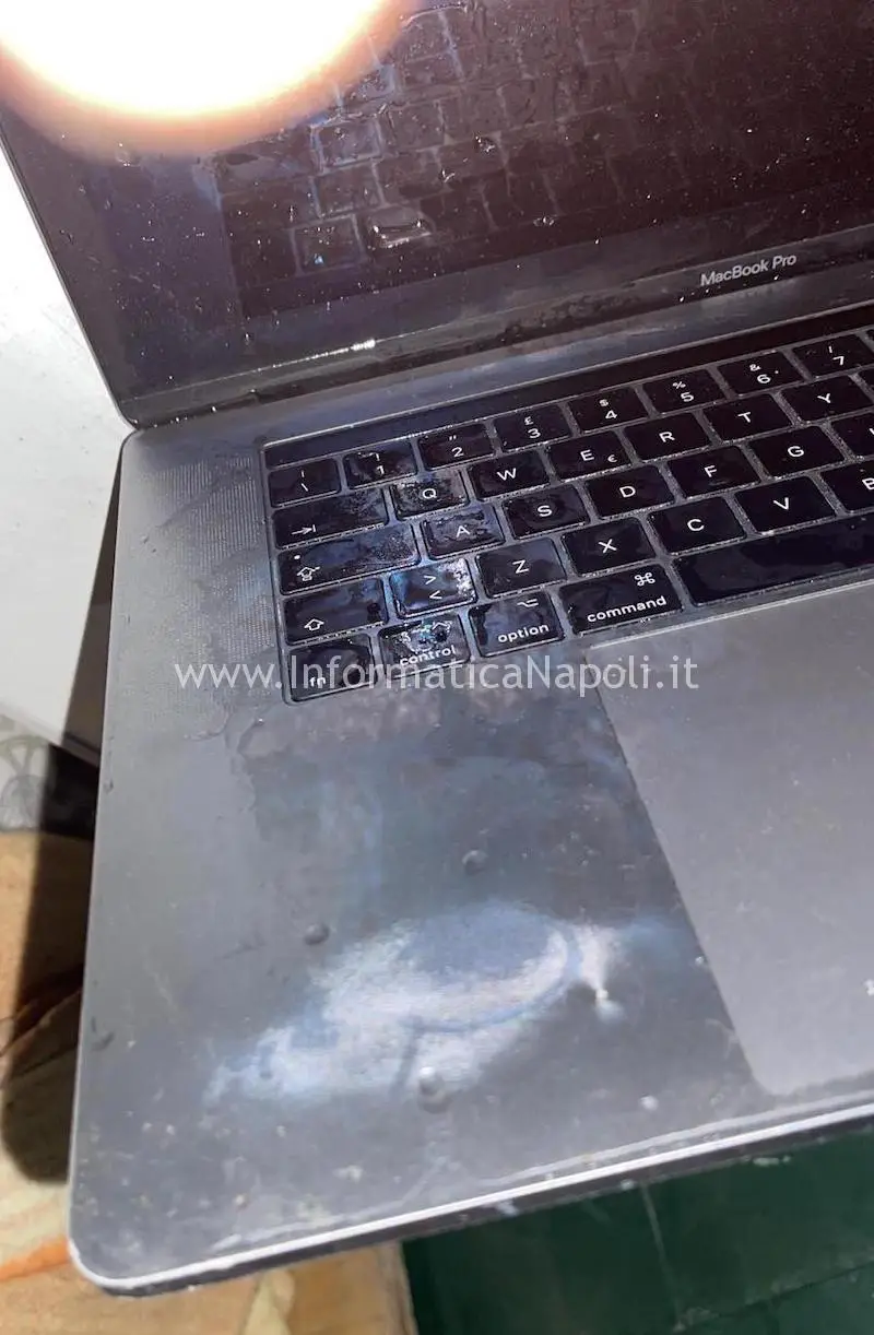 batteria esplosa Apple MacBook pro A1707.jpeg