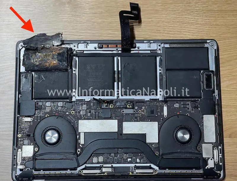 problema batteria scoppiata Apple MacBook pro A1707