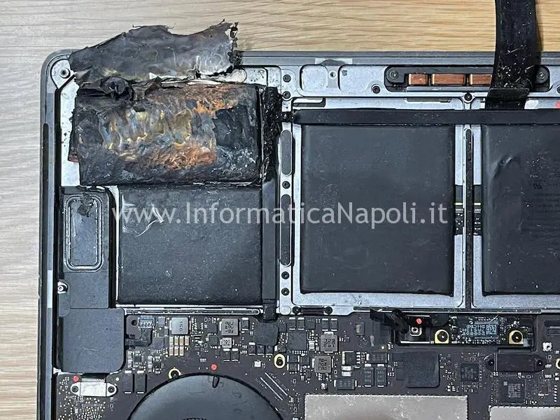 problema batteria scoppiata Apple MacBook pro A1707.jpeg