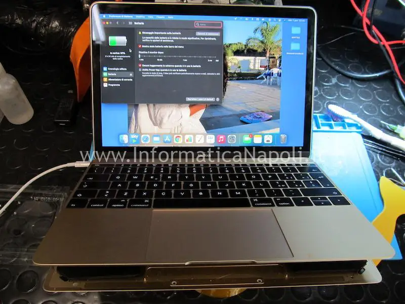 Danni da ossido MacBook 12 A1534 problemi ricarica batteria circuito alimentazione riparata funzionante