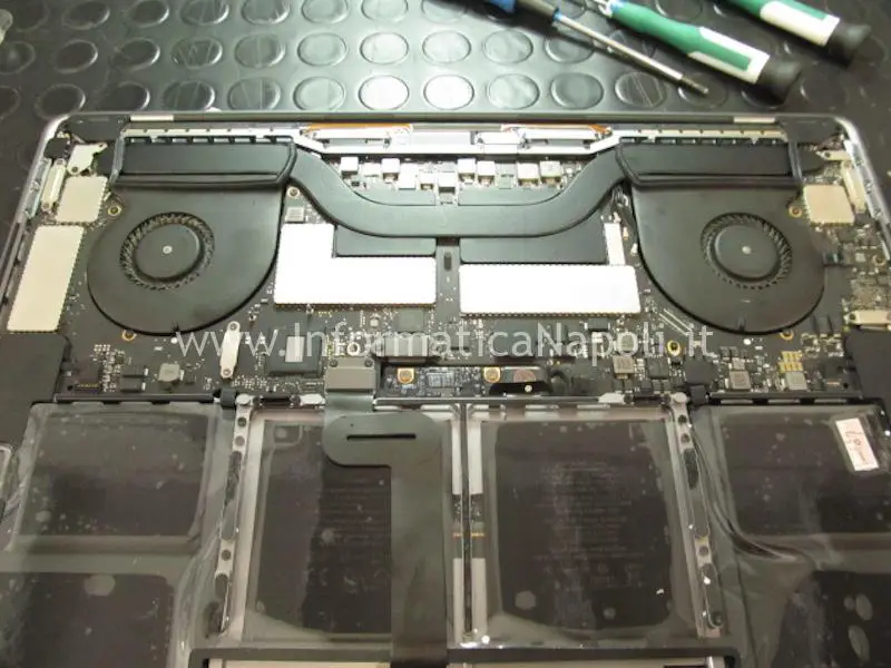 Come sostituire batteria MacBook Pro 15 Touchbar a1707