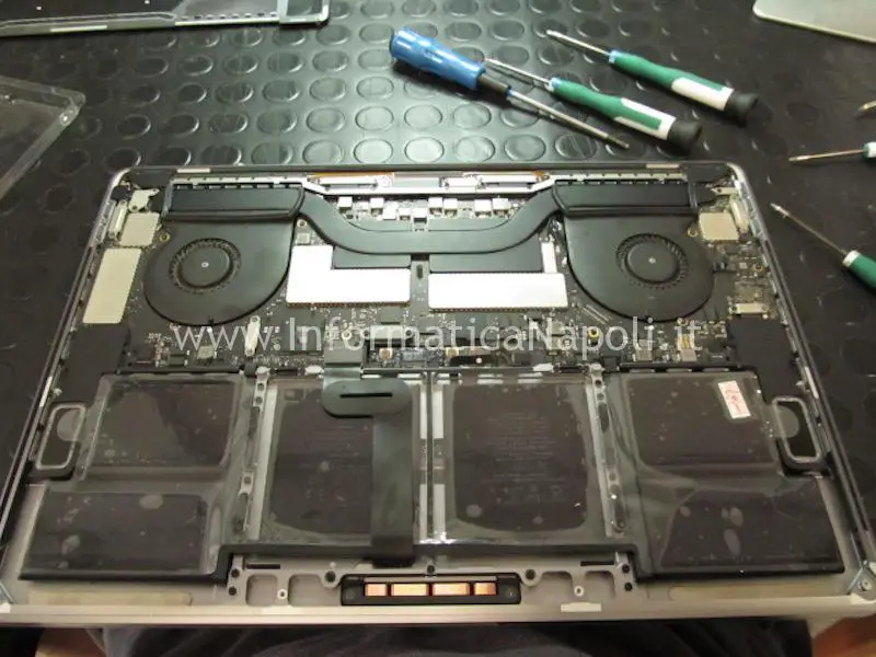 Come sostituire batteria MacBook Pro 15 Touchbar a1707