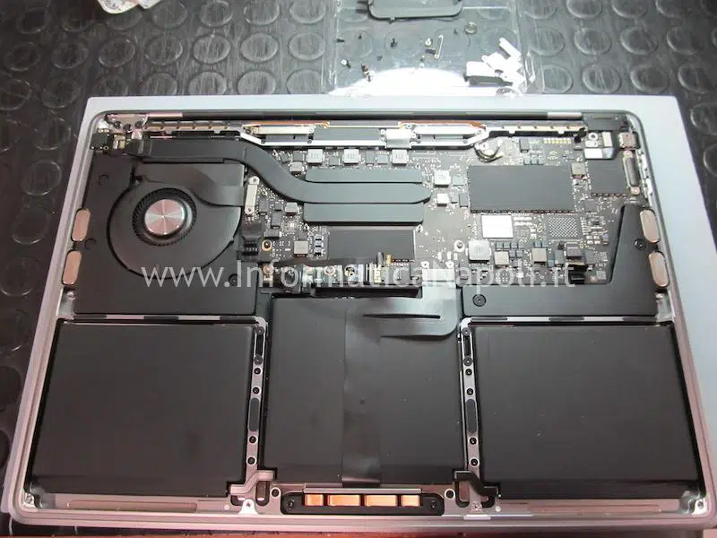 problemi MacBook 13 2019 Danni da liquido MacBook Pro 2019 modello 2 porte Thunderbolt 3 A2159 820-01598-A non si accende