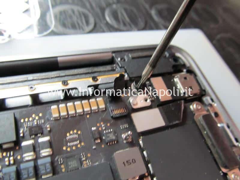 Pulizia scheda logica danni da liquido MacBook Pro 2019 modello 2 porte Thunderbolt 3 A2159 820-01598-A