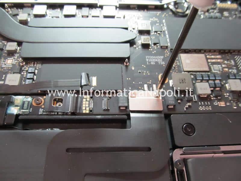 Pulizia scheda logica danni da liquido MacBook Pro 2019 modello 2 porte Thunderbolt 3 A2159 820-01598-A