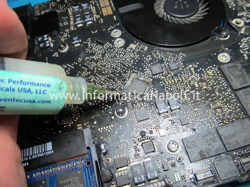 reballing rework chip GMUX problema artefizi schermo macbook pro 15 GMUX U9600 LFXP2