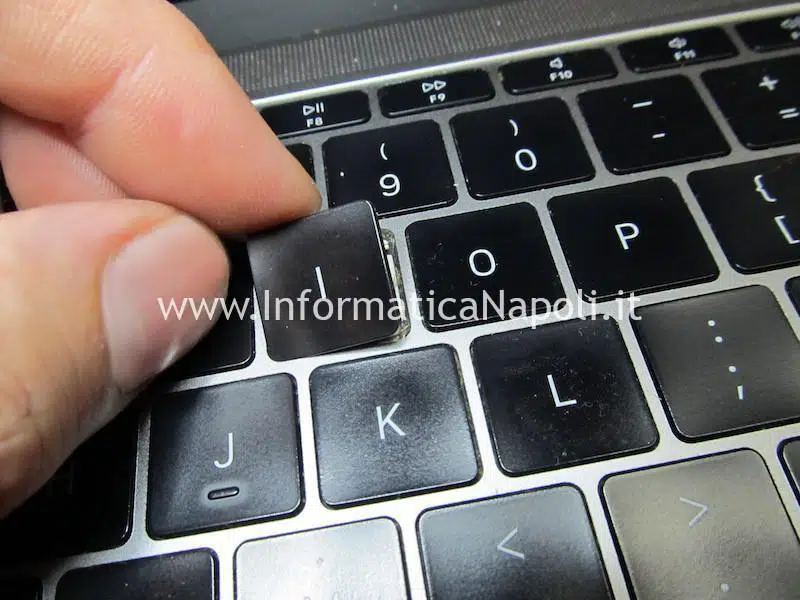 come pulire riparare e ripristinare tasti tastiera MacBook Air Pro