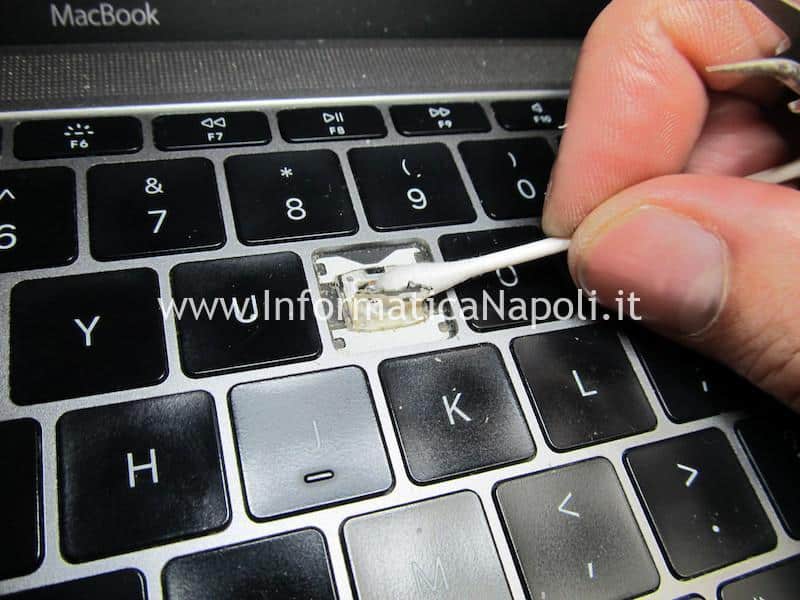 come pulire riparare e ripristinare tasti tastiera MacBook Air Pro
