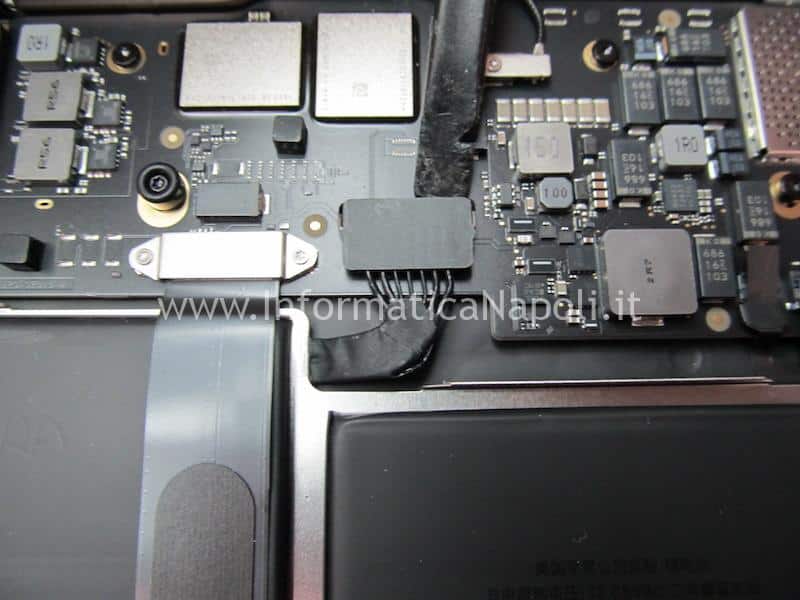 scollegare batteria Apple macbook air m1 A2337 2020