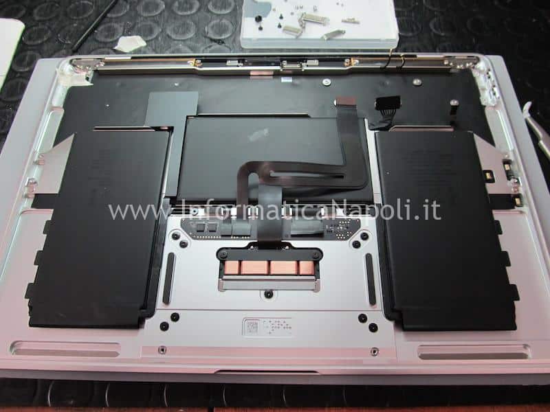 rimozione sostituzione batteria Apple MacBook Air M1 A2337 820-02016-A