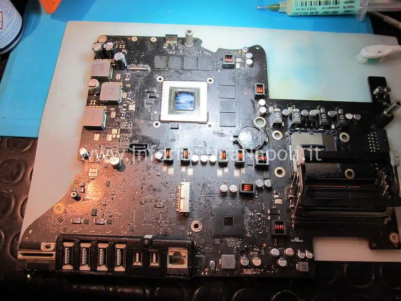 Sostituzione chip VRAM Apple iMac 27 A1419 slim fine 2013 820-3481-A problema artefizi scheda video imac riparato