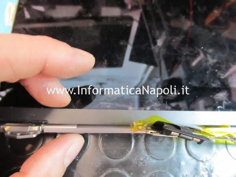 problema display danneggiato zona bassa lunetta bezel baffle frontalino cornice display MacBook spaccata rotta