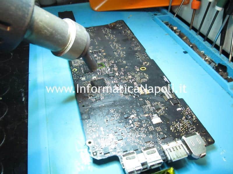 Sostituzione chip SMC U5000 MacBook pro 13 a1502 2013 2014 2015 820-3476-A 820-4924