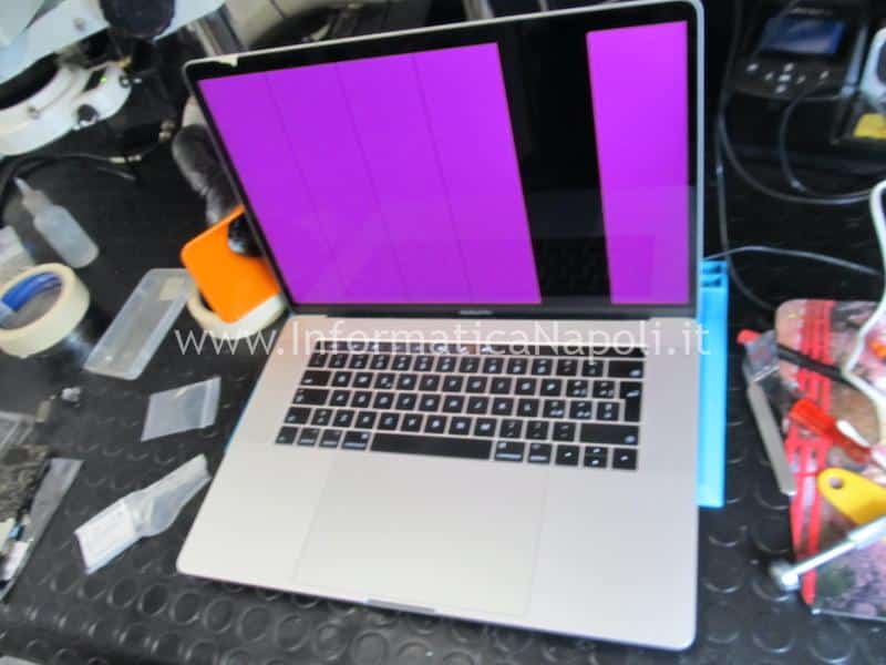 Problema Flexgate display MacBook con colori righe o artefizi rosa viola MacBook Pro 2016 e 2017 A1706 A1708 A1707 