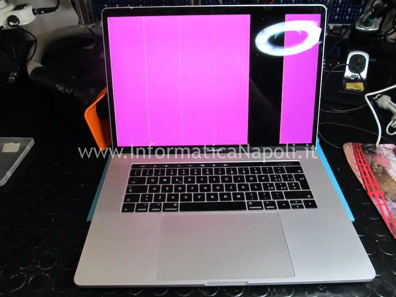 Problema Flexgate bande rosa viola display MacBook Pro 15 touchbar A1707 con colori righe bande nere o colorate o artifizi MacBook Pro 2016 e 2017 A1706 A1708 A1707 flexgate