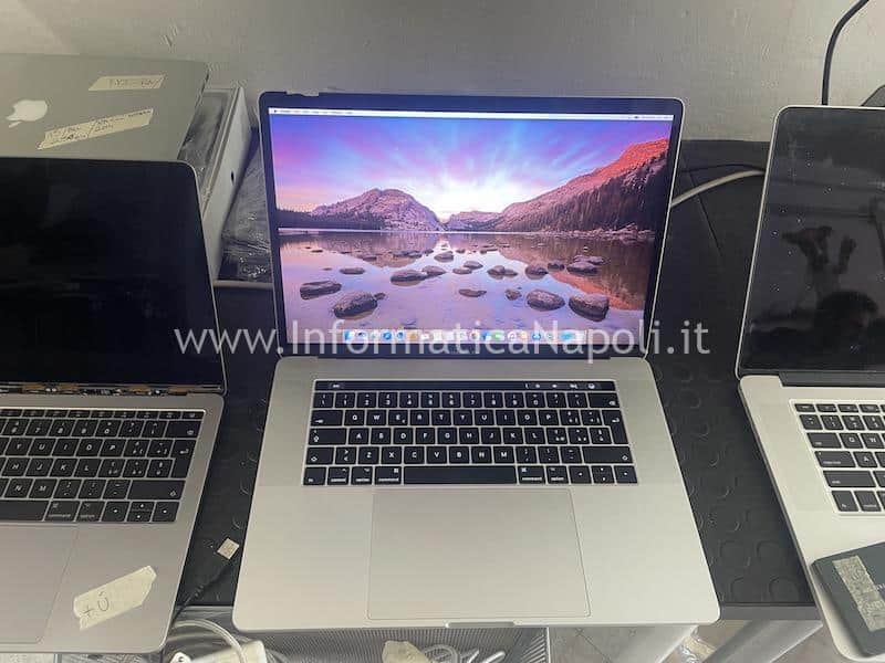 riparazione schermo MacBook Pro 2016 e 2017 A1706 A1708 A1707 con colori righe bande nere o colorate e artifizi riparato e funzionante flexgate