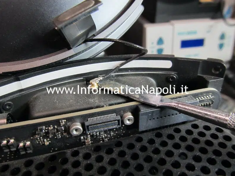 disassemblare smontare ventola antenna Apple Mac Pro 2013 A1481 FirePro D300 D500 D700 difettosa da riparare
