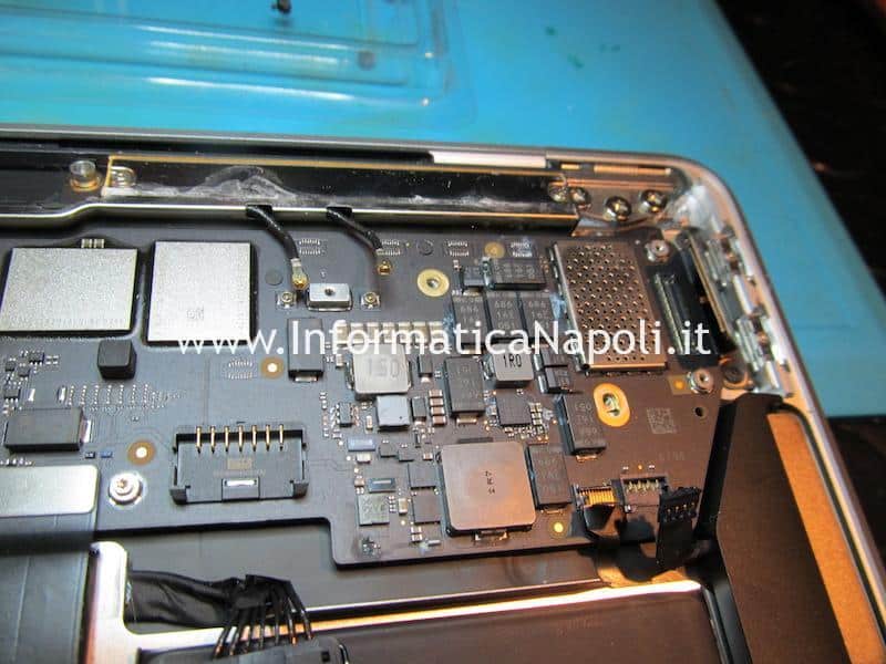 problema ossido MacBook Air M1 2020 A2337 logic board 820-02016-A Audio/TouchID board 820-01929-A