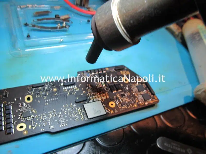 riparazione pulizia danno da liquido acqua ossido MacBook Air M1 2020 A2337 logic board 820-02016-A