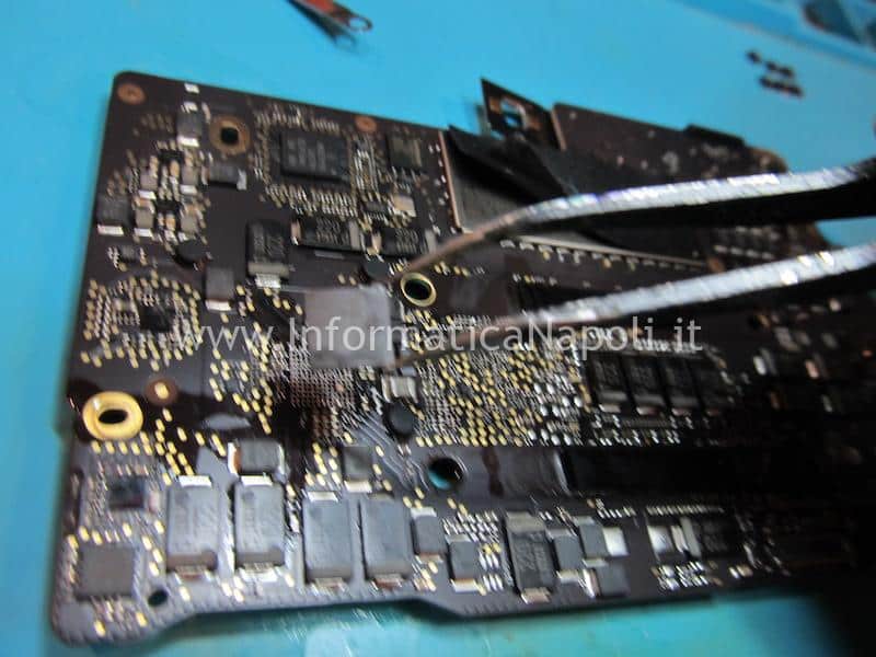 reballing sostituzione processore CPU problema schermo nero artifizi MacBook pro 13 A1708 820-00840 U7800