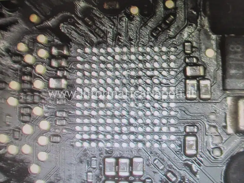reballing sostituzione processore CPU problema schermo nero artifizi MacBook pro 13 A1708 820-00840 U7800