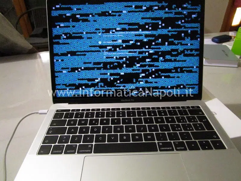 problema schermo nero e artifizi Apple MacBook pro 13 A1708 2016 2017