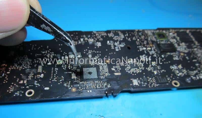 macbook air 13 A1466 problemi SMC non carica batteria