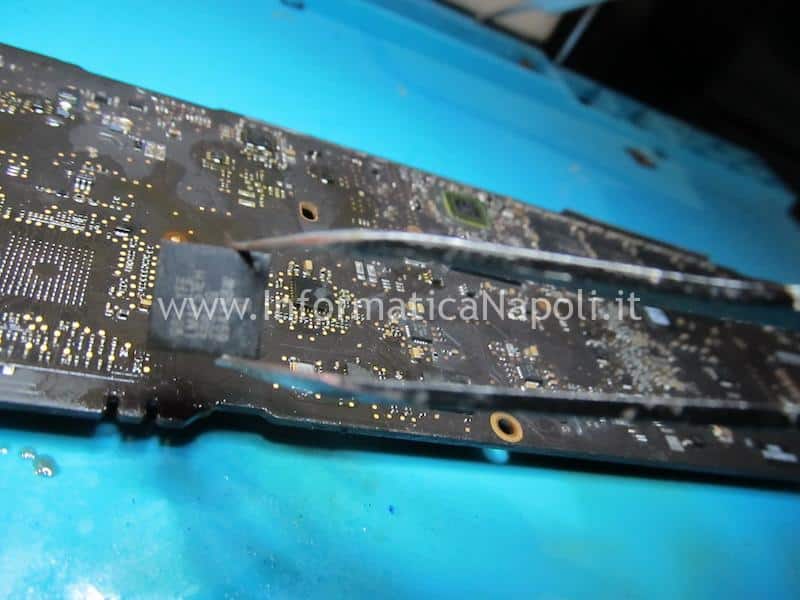 riparare macbook air 13 A1466 che non carica batteria