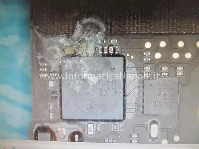 danni da liquido come riparare macbook pro 13 a1989 2018 2019 chip IC CD3215