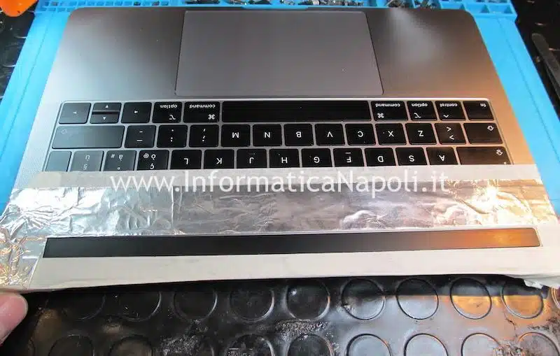 come sostituire touch bar macbook pro 13 2018 2019 A1989