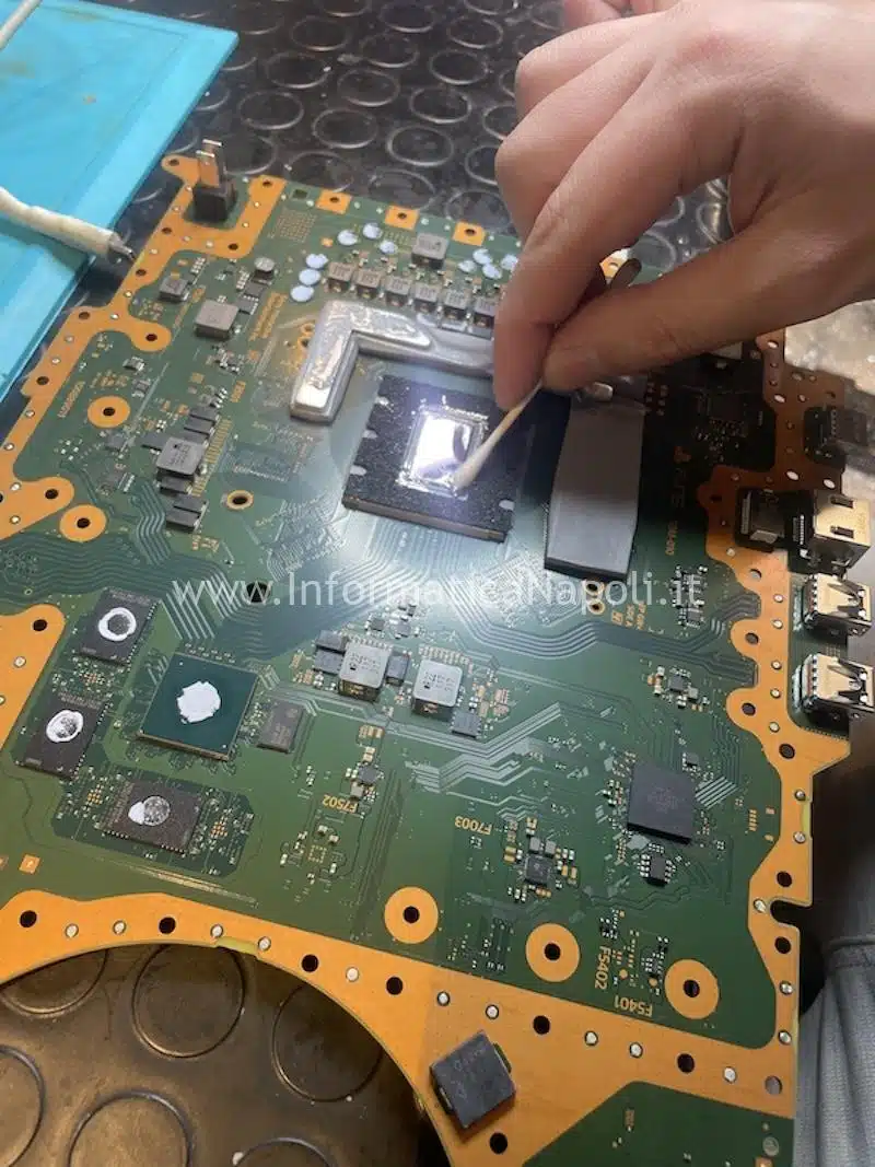 problema Sony PlayStation 5 PS5 CFI-1016A si spegne