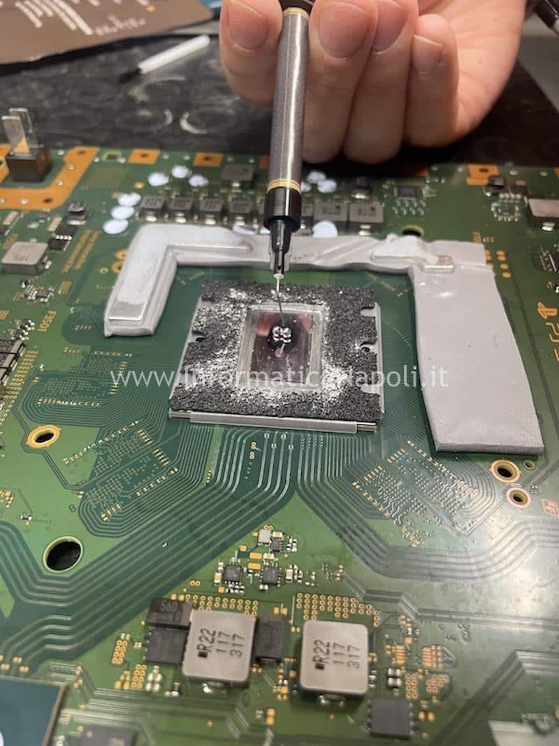 assistenza riparazione Sony PlayStation 5 PS5 pasta termica metallo liquido