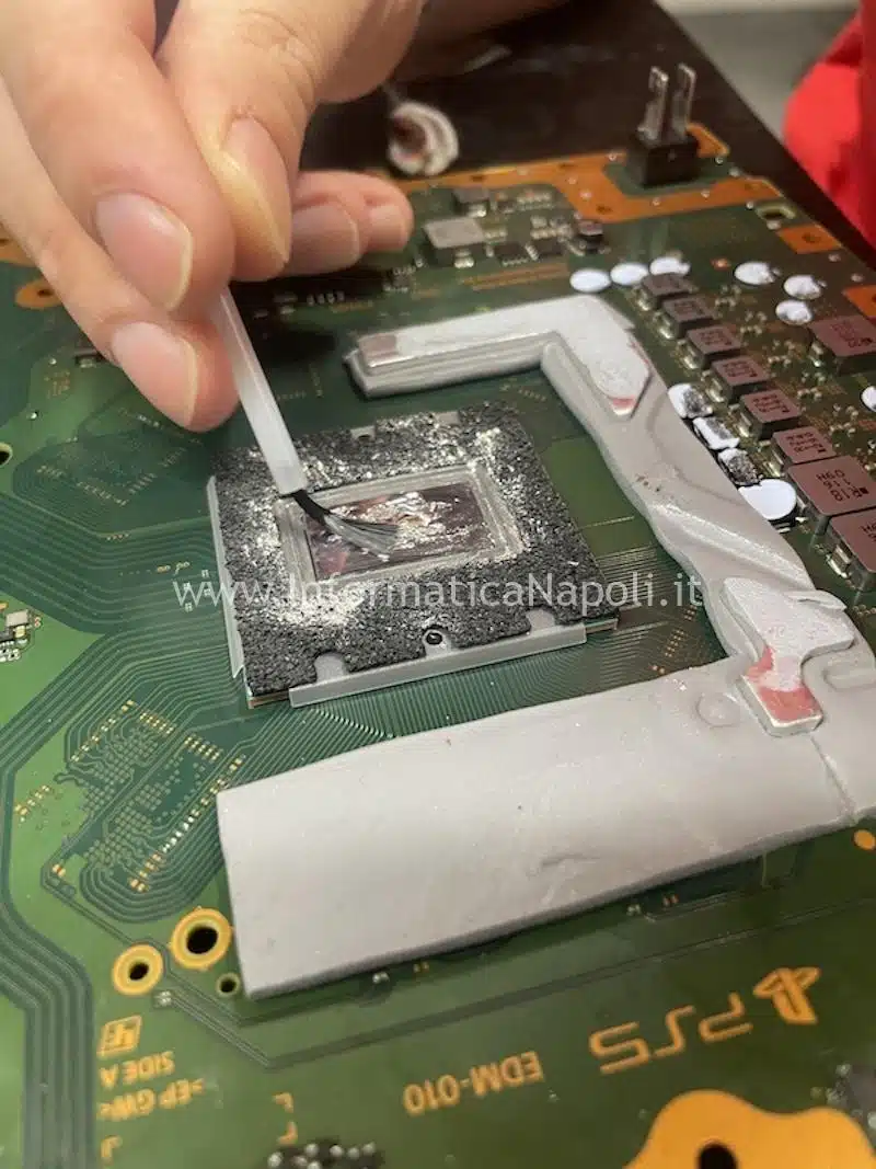 assistenza riparazione Sony PlayStation 5 PS5 pasta termica metallo liquido