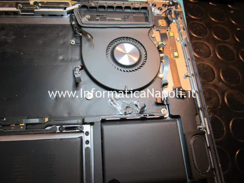 problema Apple MacBook Pro 16 2019 danni da liquido ossido 20V si accende