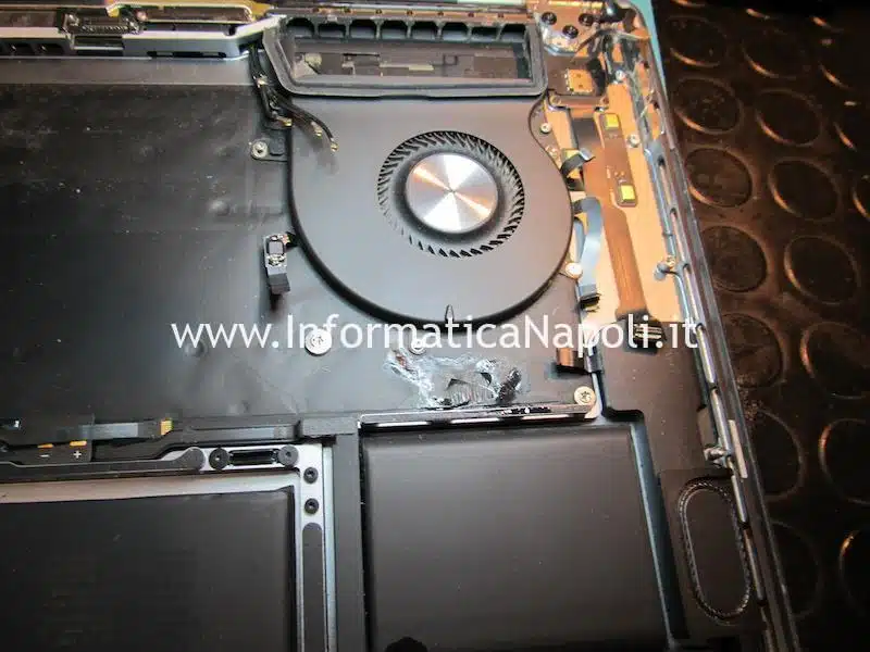 problema Apple MacBook Pro 16 2019 danni da liquido ossido 20V si accende