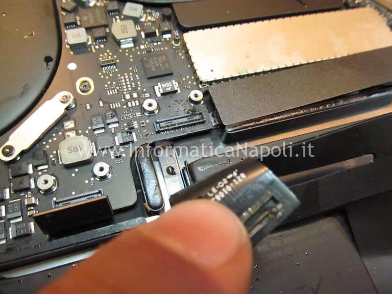 Problema connettore trackpad MacBook Pro A1706