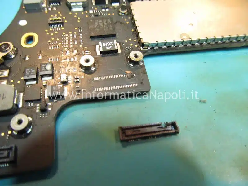 connettore e flat trackpad MacBook Pro A1706 danneggiati da liquido