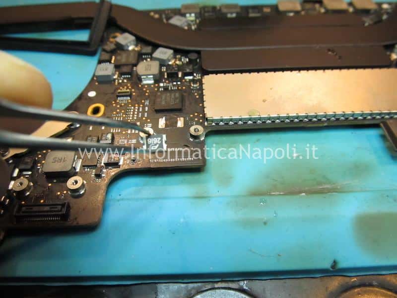 rimozione fusibile Apple MacBook Pro A1706