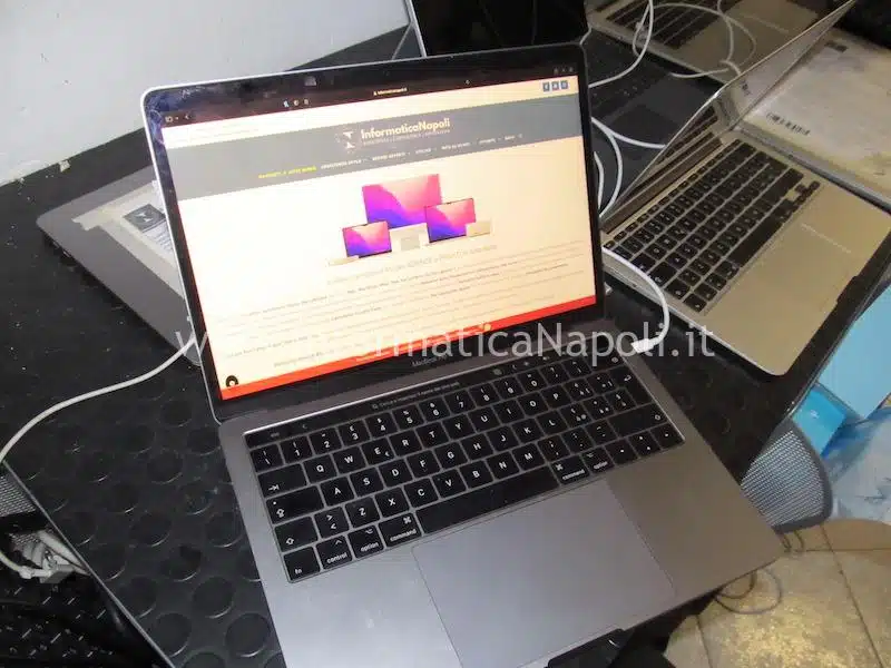 test connettore trackpad MacBook Pro A1706 sostituito riparato assistenza apple
