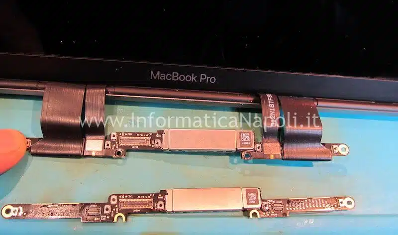  problema schermo disturbi righe MacBook Pro 13 15 riparazione sostituzione flat T-CON 820-00452-05